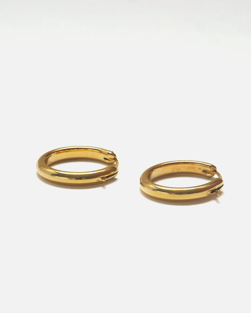 14k Gold Hoop Earrings w/ Diamond