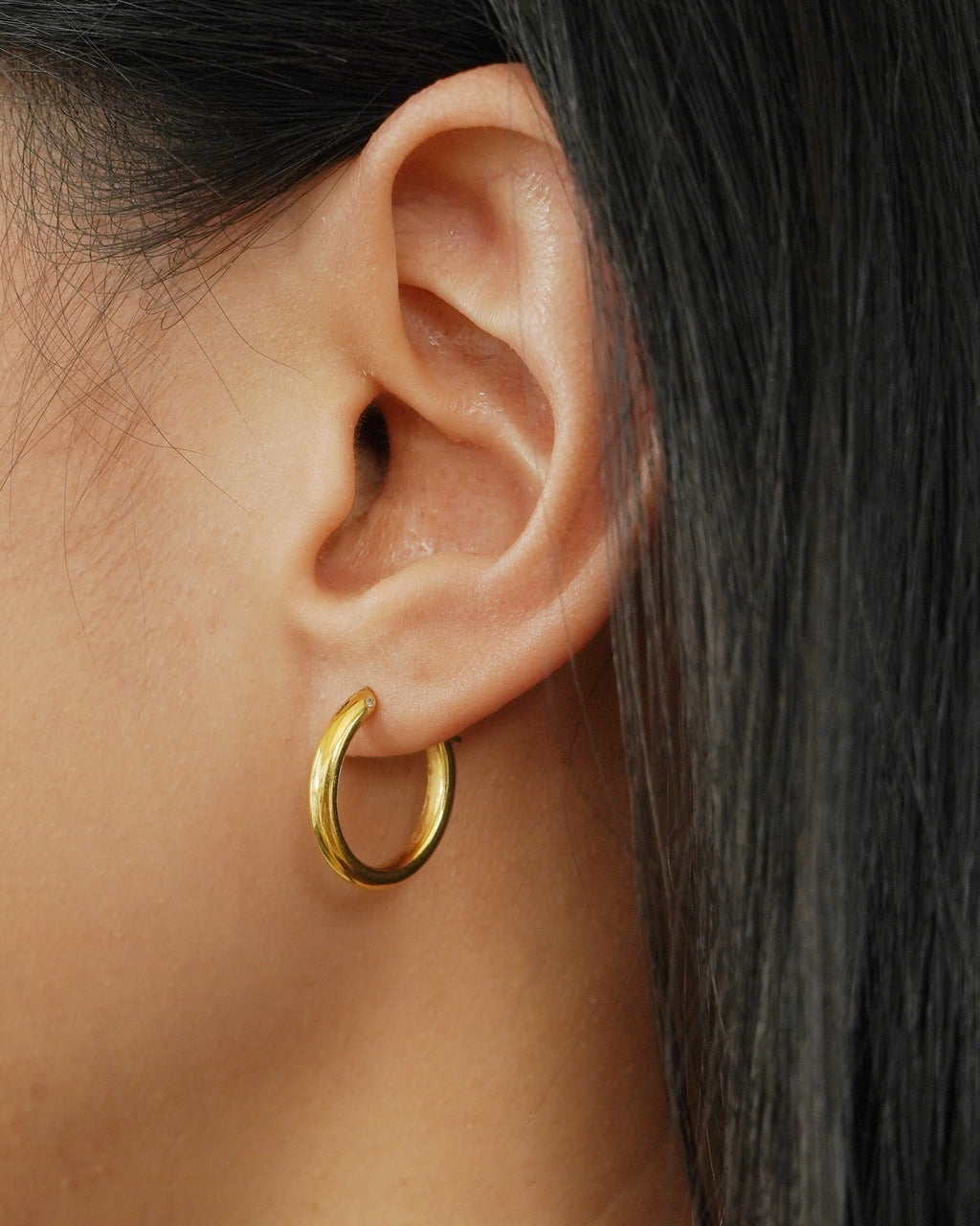 14k Gold Hoop Earrings w/ Diamond