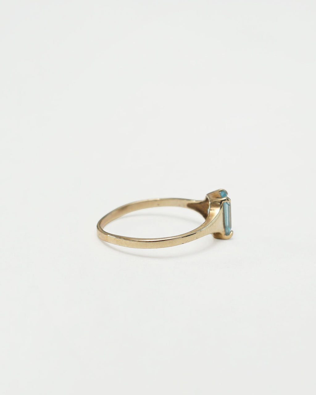 10k Gold Ring w/ Blue Topaz / Size : 8