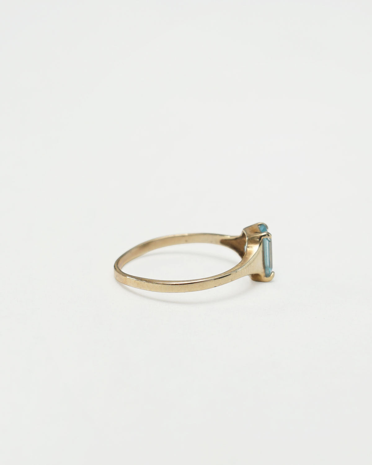 10k Gold Ring w/ Blue Topaz / Size : 8