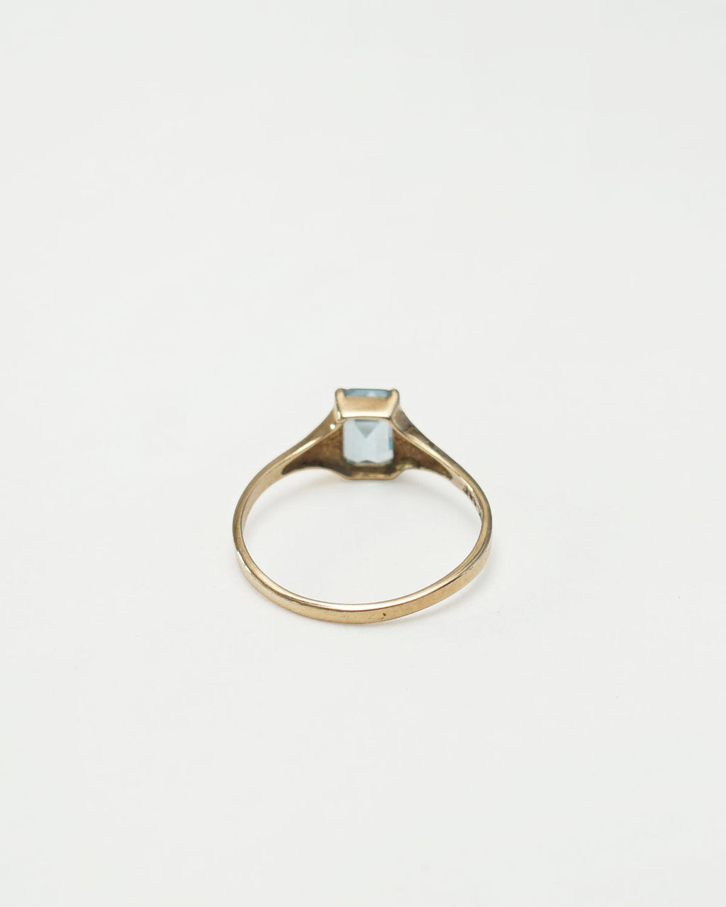 10k Gold Ring w/ Blue Topaz / Size : 8