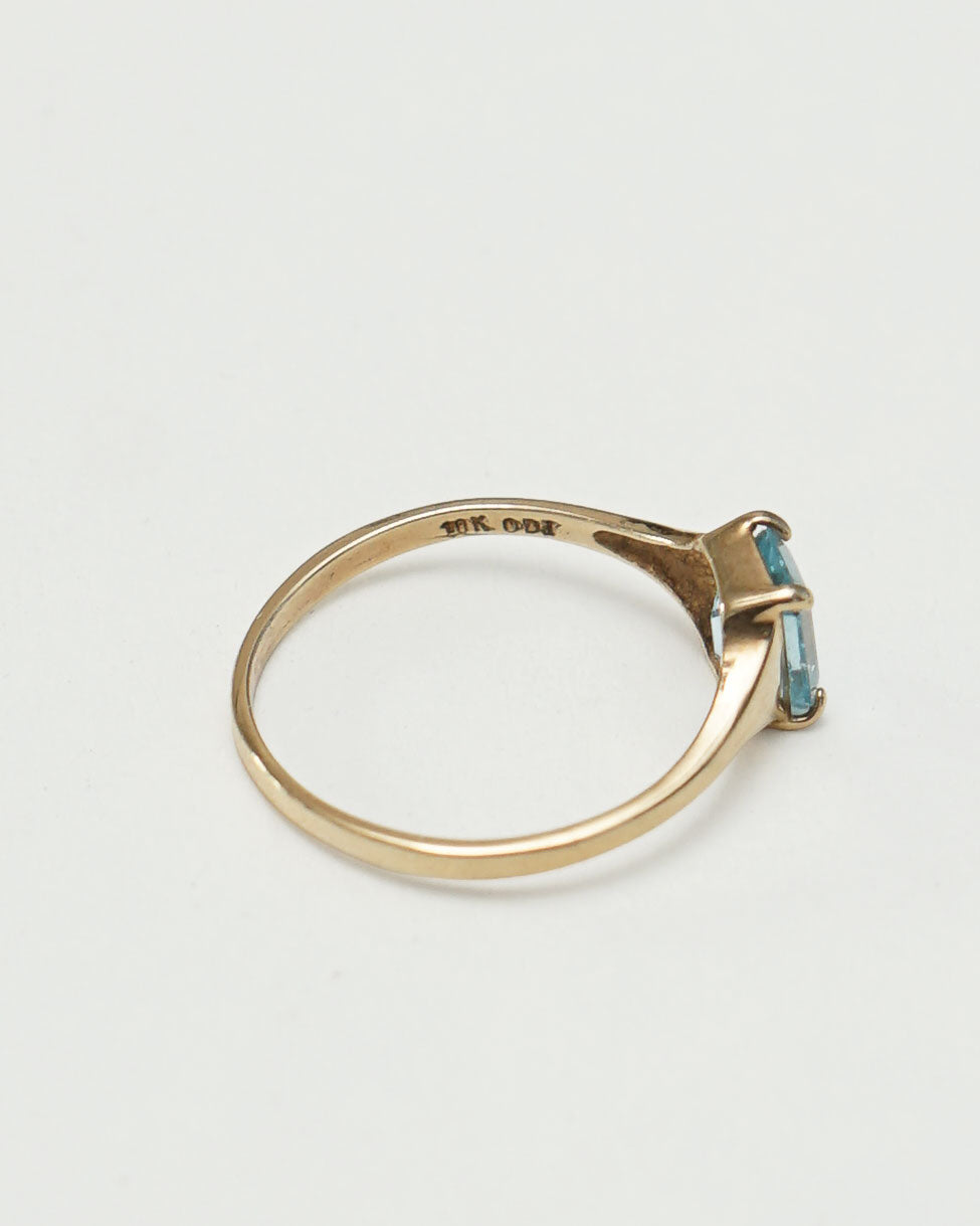 10k Gold Ring w/ Blue Topaz / Size : 8