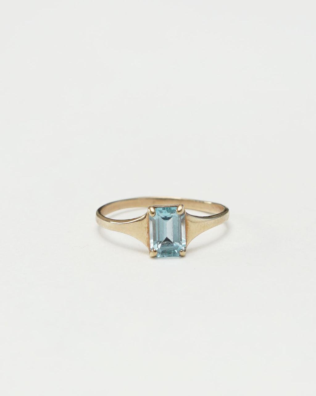 10k Gold Ring w/ Blue Topaz / Size : 8