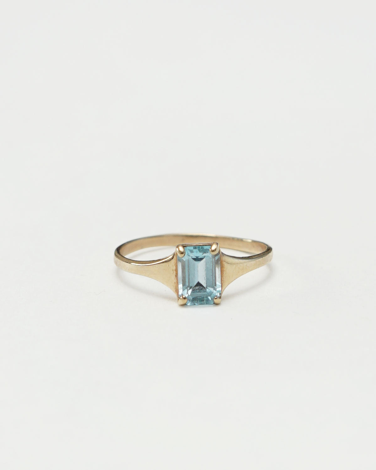 10k Gold Ring w/ Blue Topaz / Size : 8