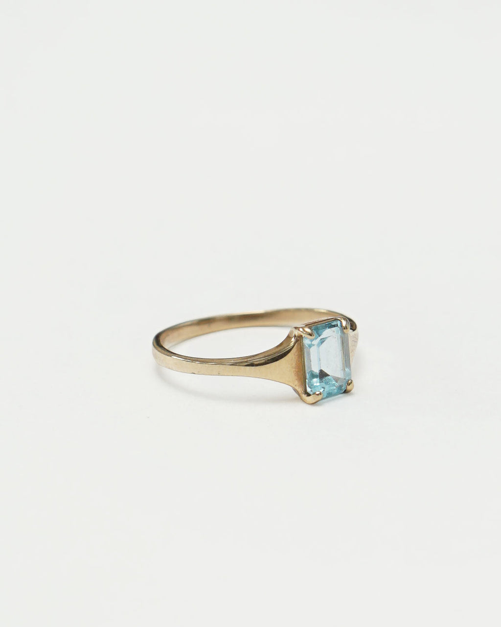 10k Gold Ring w/ Blue Topaz / Size : 8