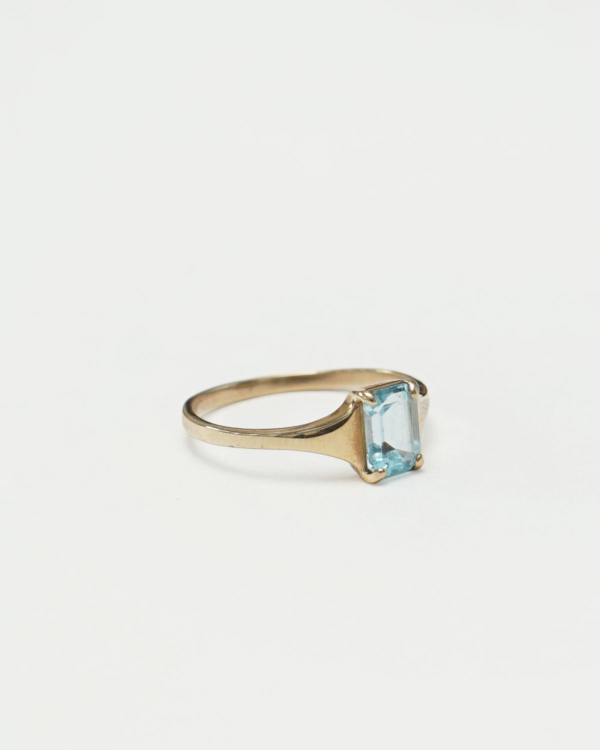 10k Gold Ring w/ Blue Topaz / Size : 8