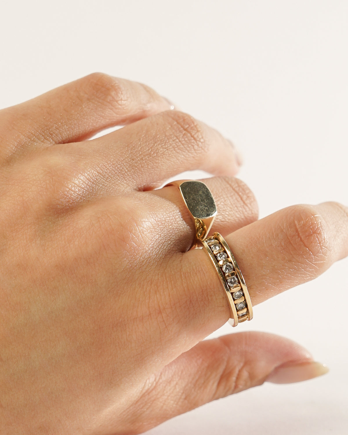 14k Gold Ring w/ Diamonds / size: 6.5