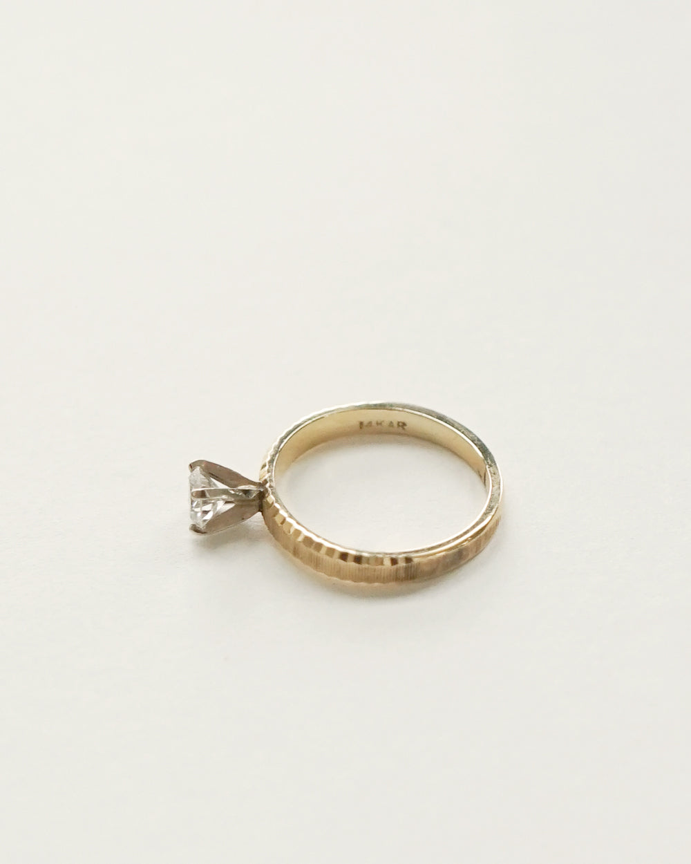 14k Gold Ring w/ Diamond / size: 4