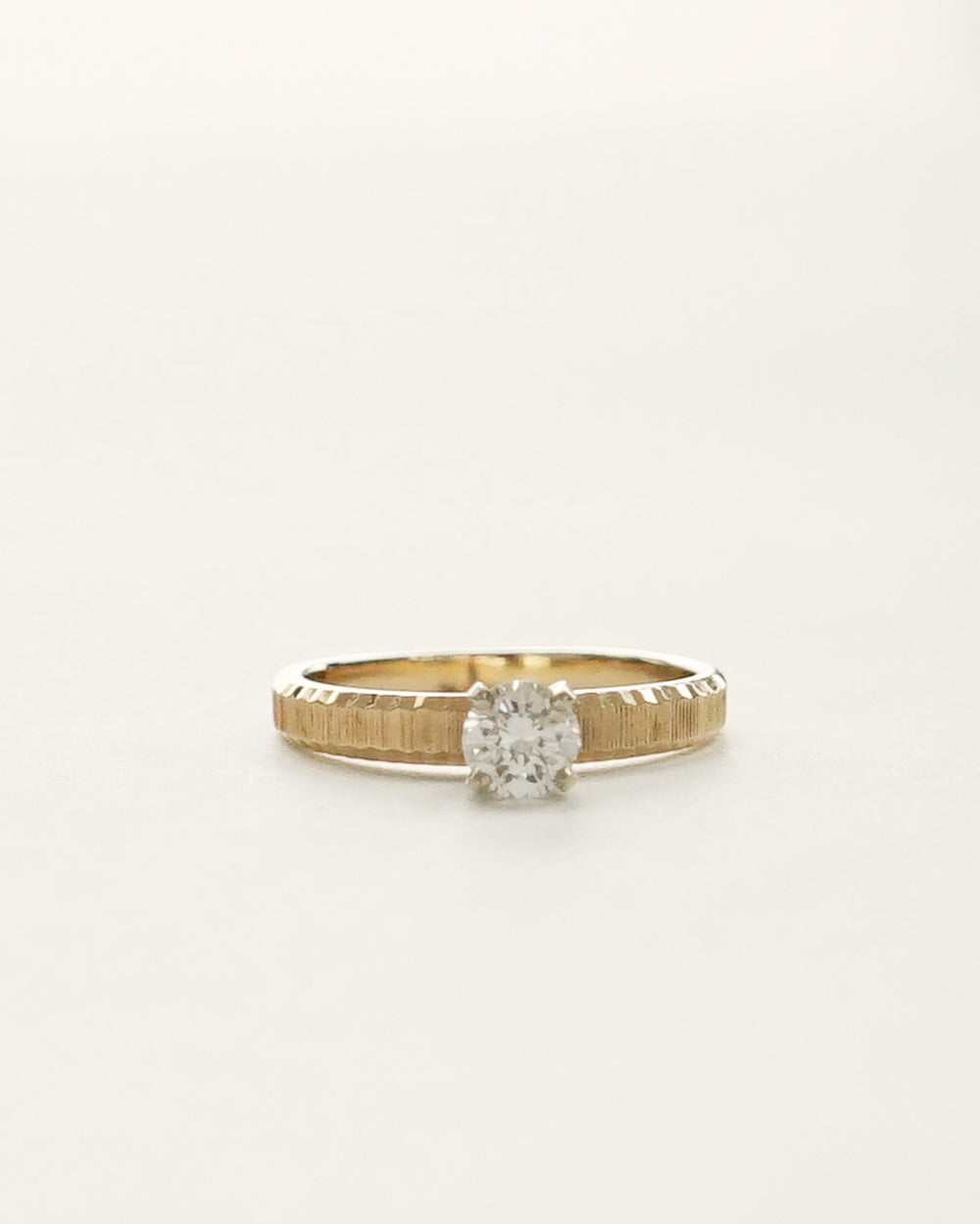 14k Gold Ring w/ Diamond / size: 4