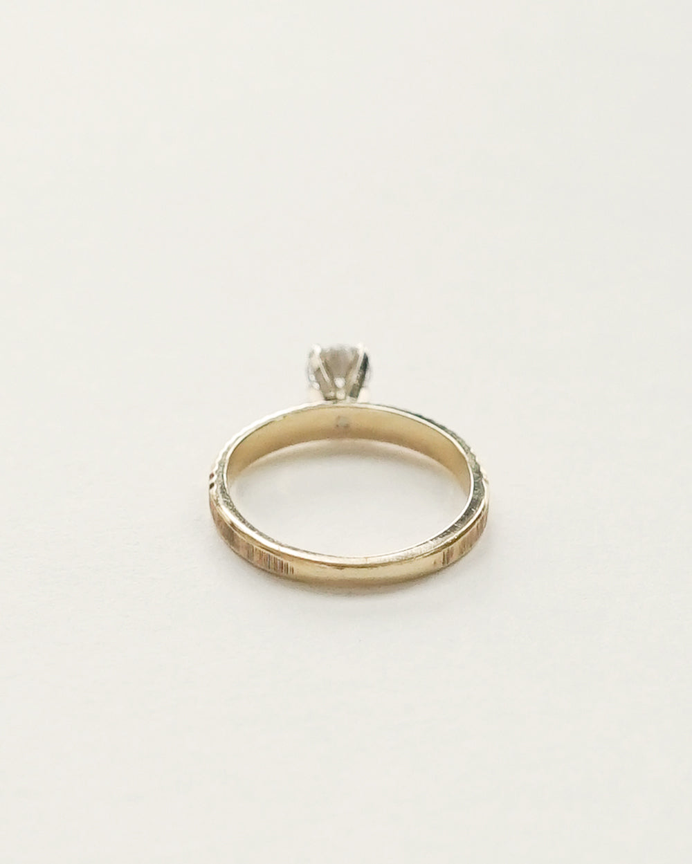 14k Gold Ring w/ Diamond / size: 4