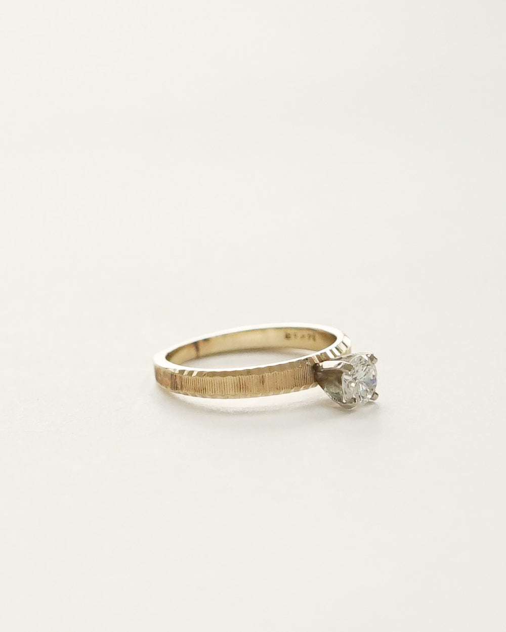 14k Gold Ring w/ Diamond / size: 4