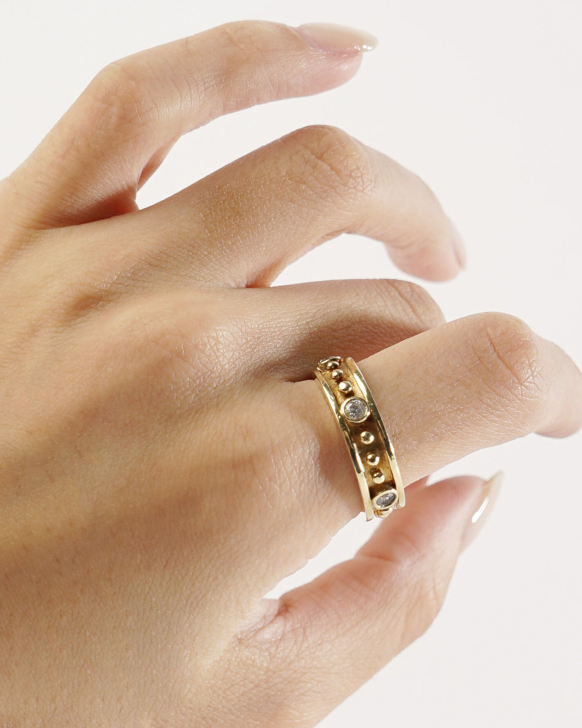 14k Gold Ring w/ Diamonds / size: 8
