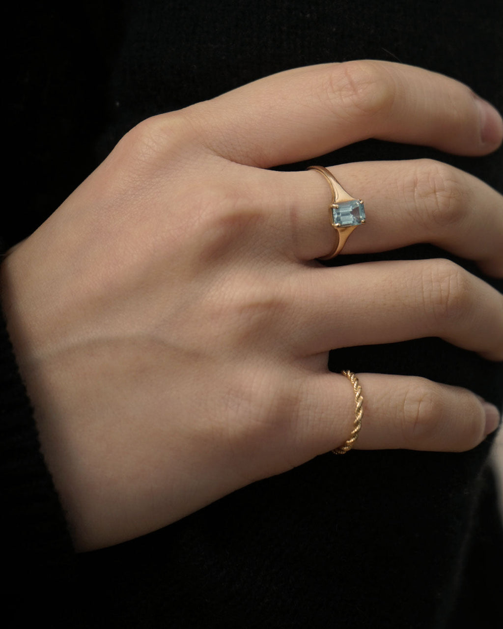 10k Gold Ring w/ Blue Topaz / Size : 8