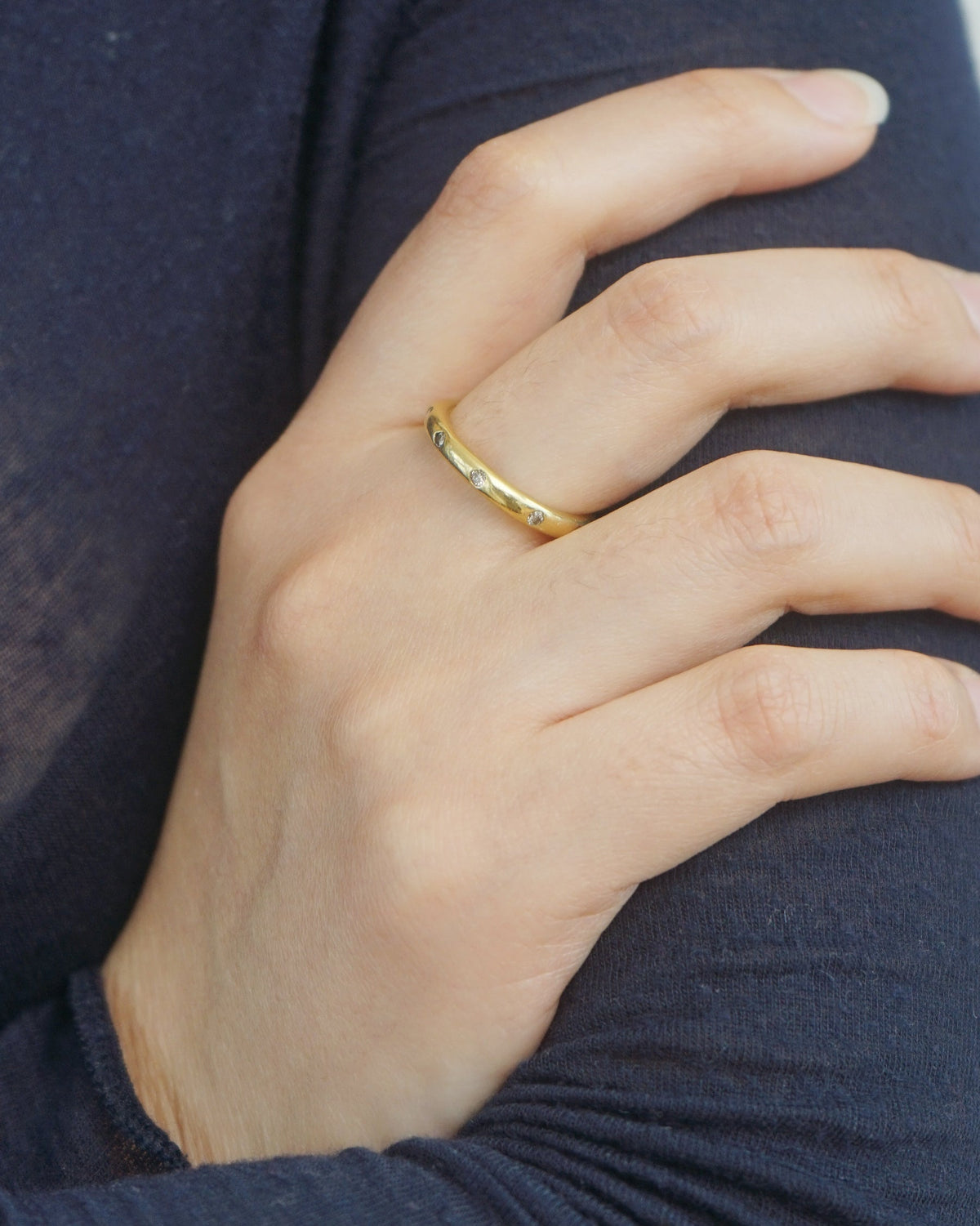 14k Gold Band Ring w/ Diamond / Size: 7.25