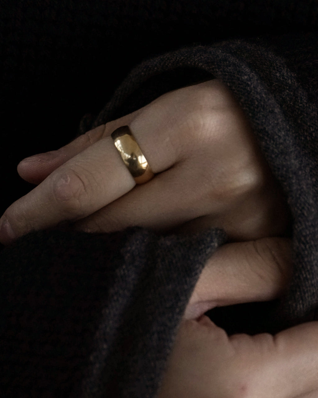 14k Gold Band Ring / size: 6