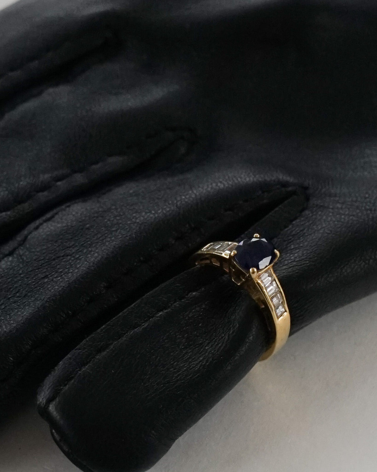 14k Gold Ring w/ Diamond & Sapphire / size: 5.5