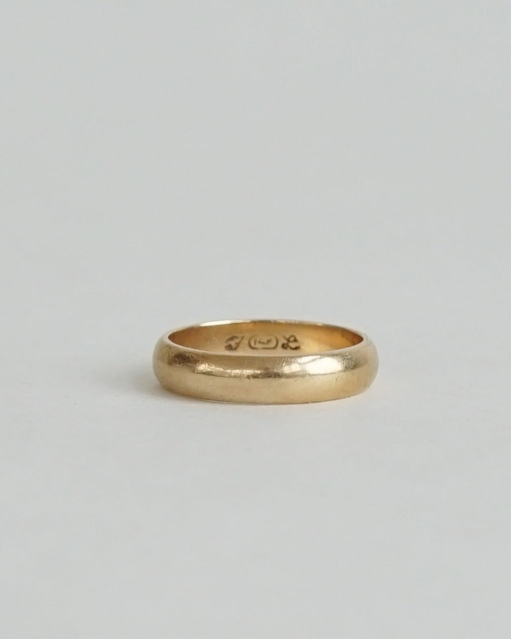 14k Gold Band Ring / size: 7.5
