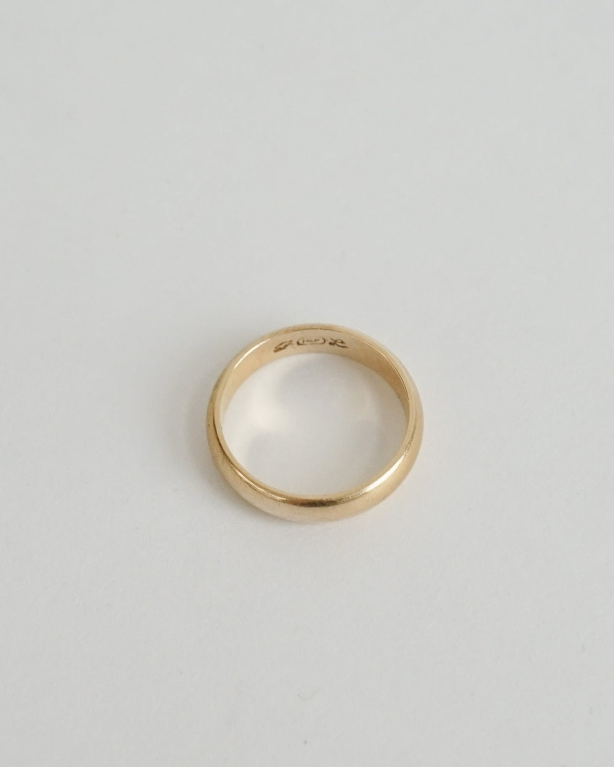 14k Gold Band Ring / size: 7.5