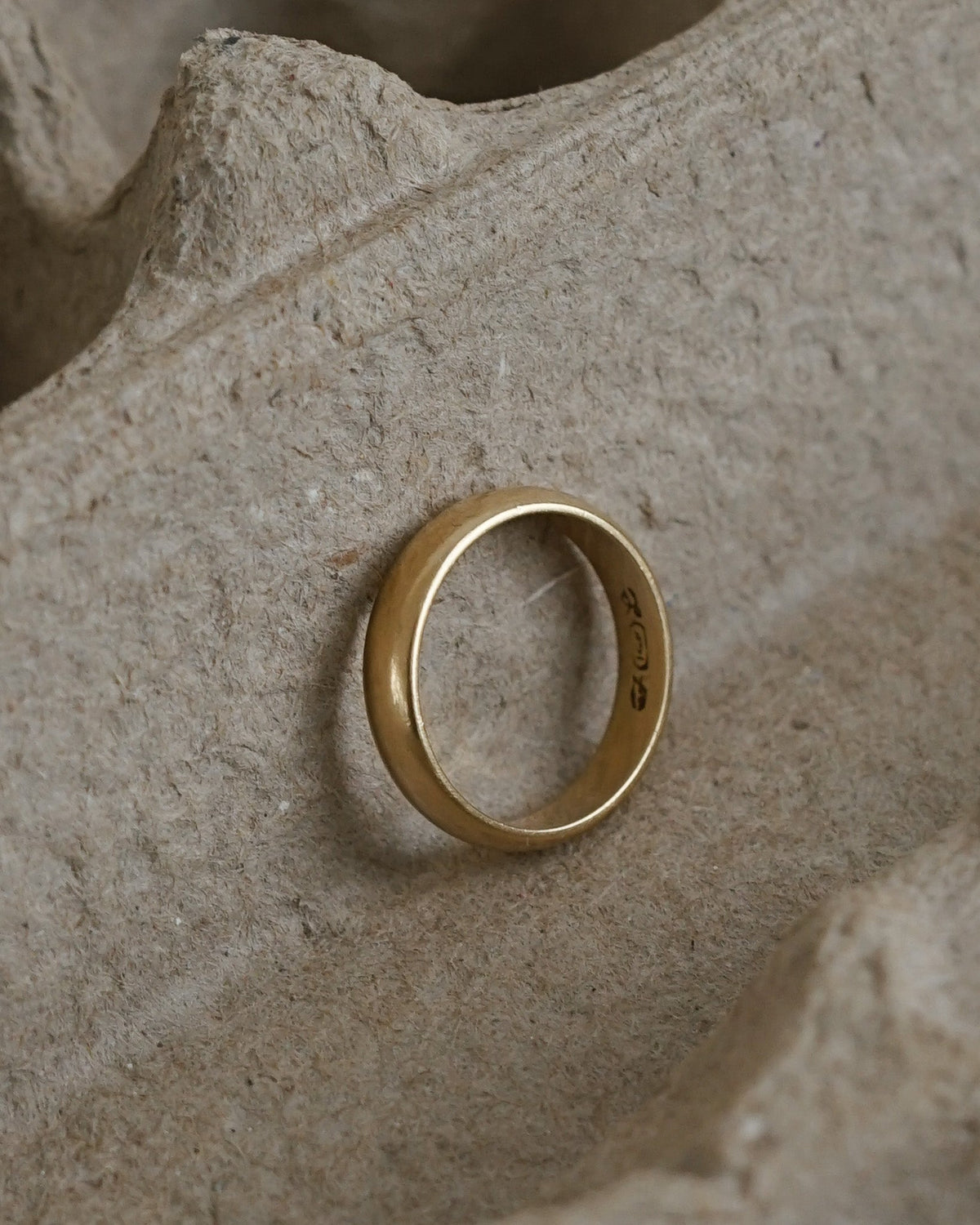 14k Gold Band Ring / size: 7.5