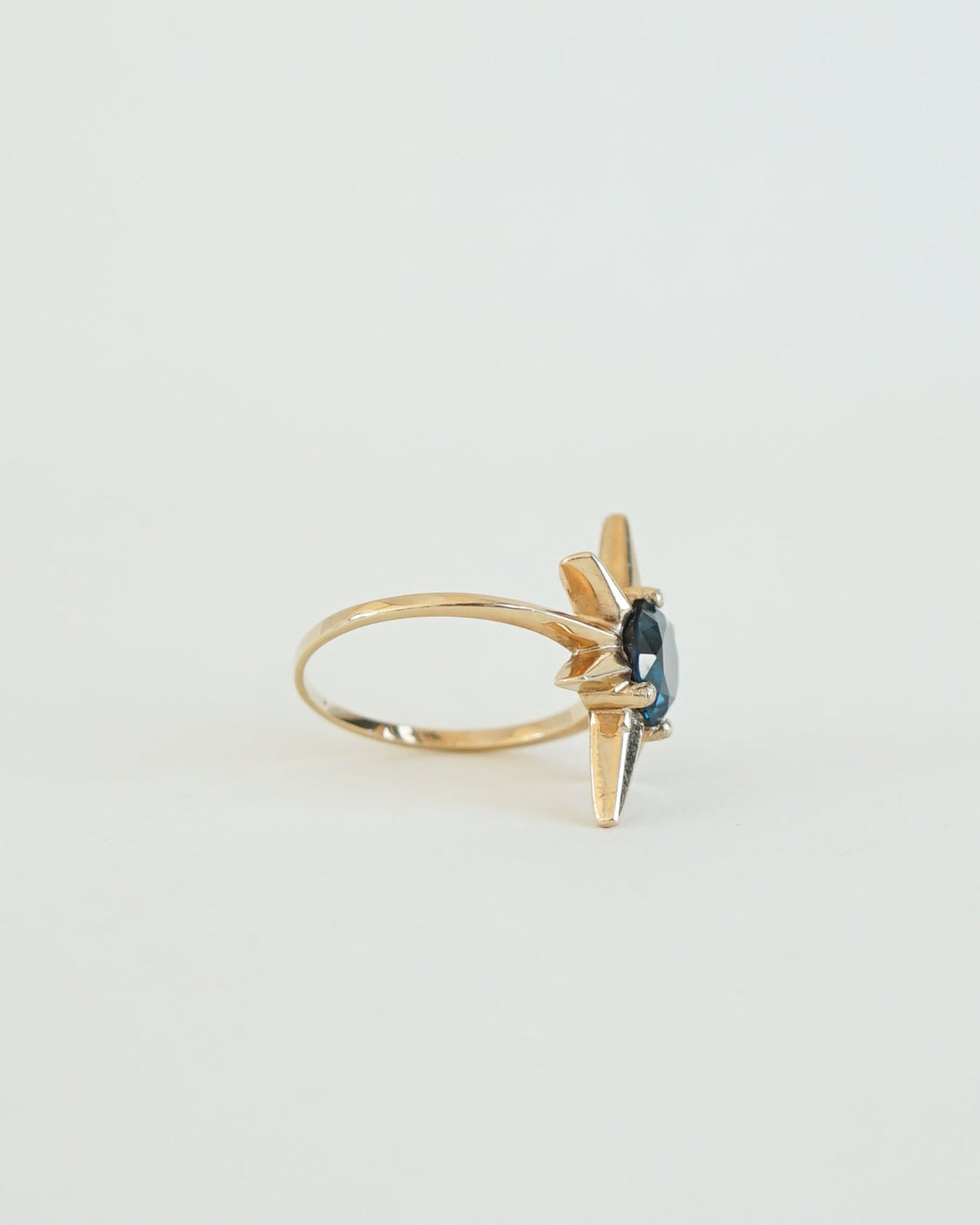 14k Gold Ring w/ Peridot / size: 8