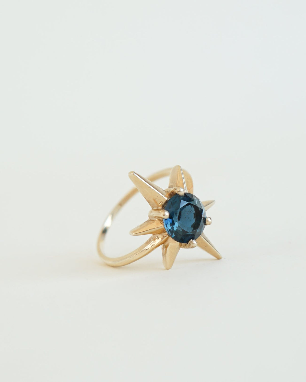 14k Gold Ring w/ Peridot / size: 8