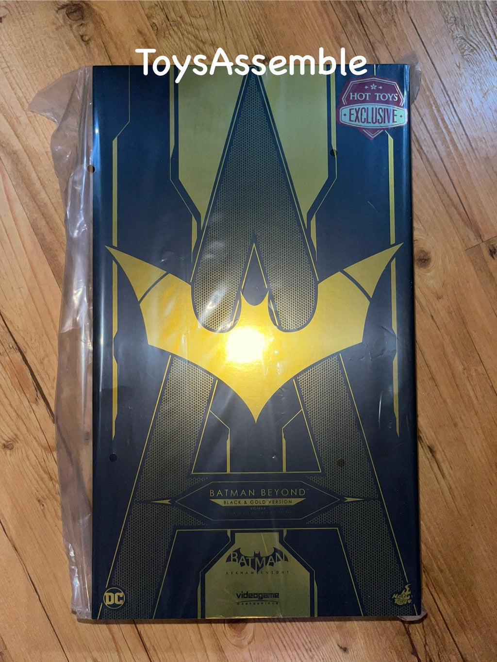 Hot Toys VGM64 Batman Arkham Knight 1/6th scale Batman Beyond (Black & Gold Version) Collectible Figure Exclusive Limited Edition