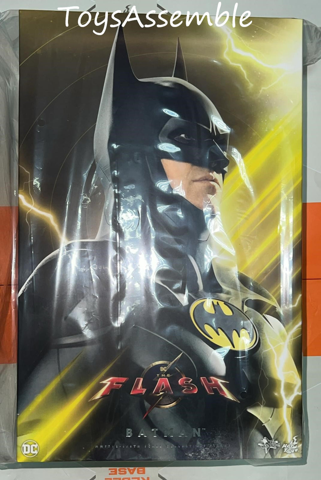 READY🔥Hot Toys MMS712 The Flash – Batman (Modern Suit) 1:6th Scale Collectible Figure