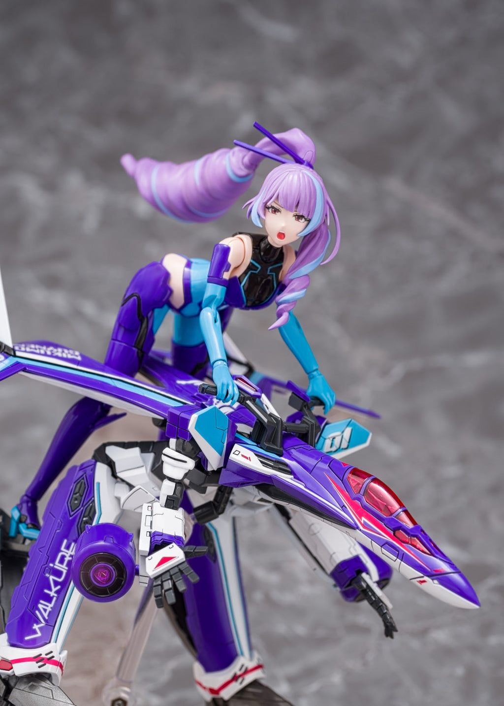 Aoshima V.F.G. No.MC-17 Macross Delta VF-31J Siegfried Mikumo Guynemer Model Kit