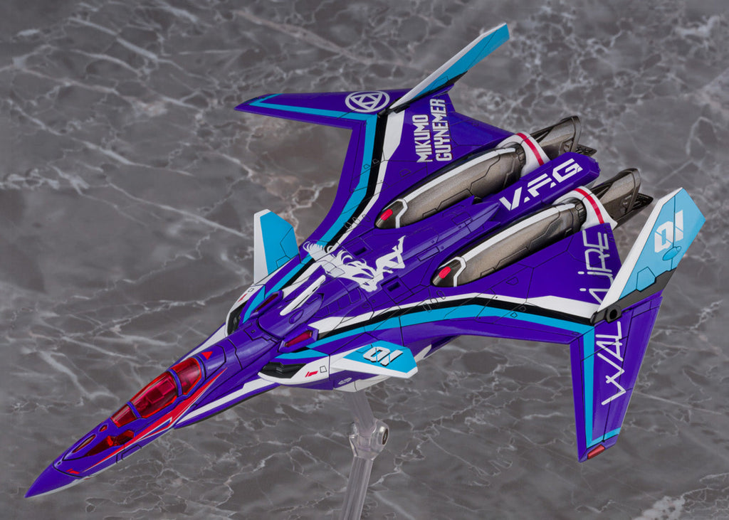 Aoshima V.F.G. No.MC-17 Macross Delta VF-31J Siegfried Mikumo Guynemer Model Kit