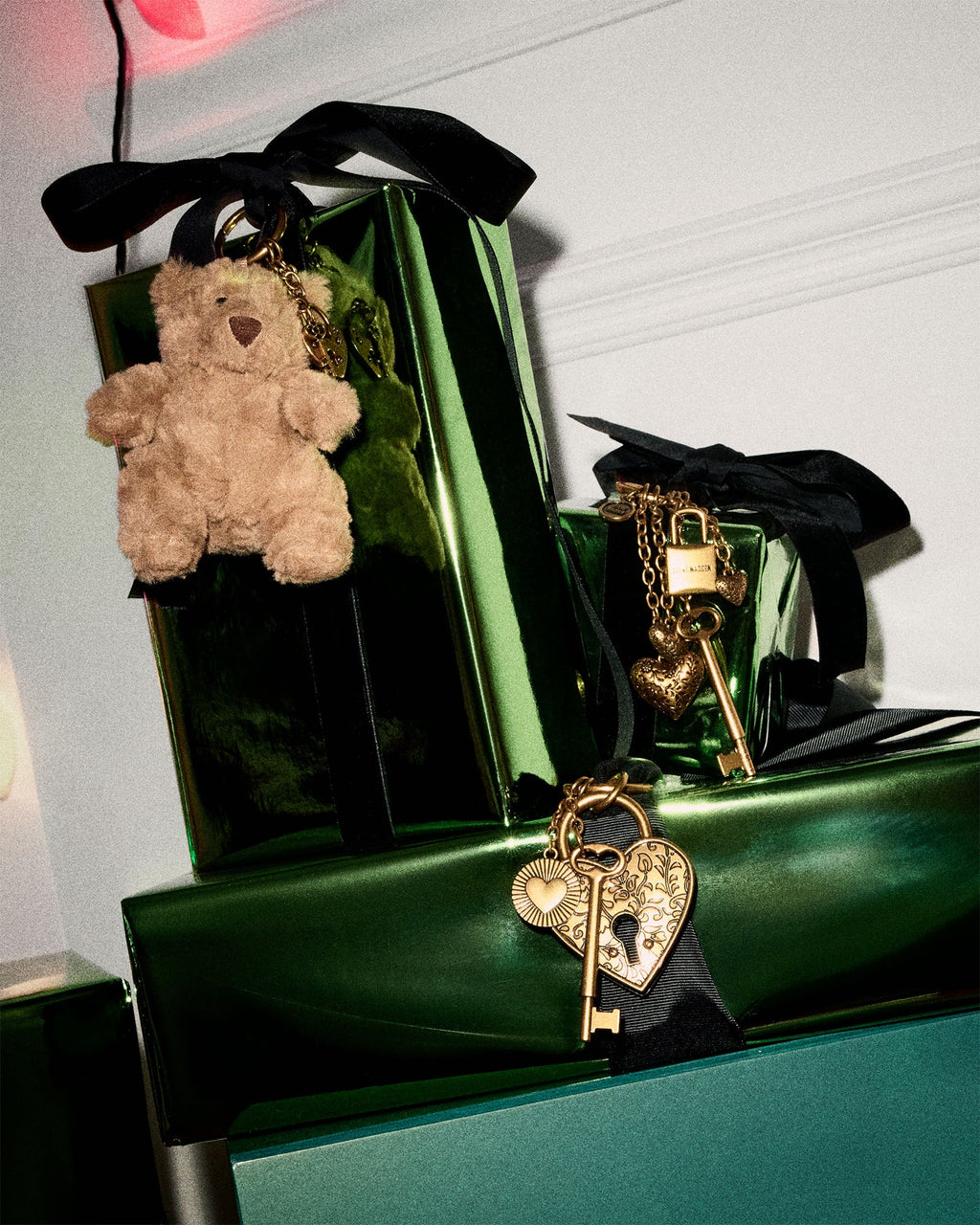 TOKEN BAG CHARM GOLD