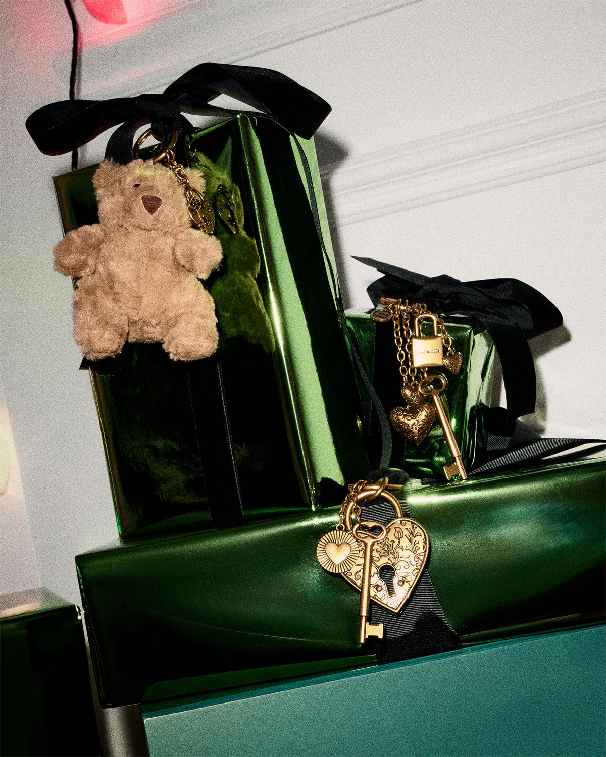 TOKEN BAG CHARM GOLD