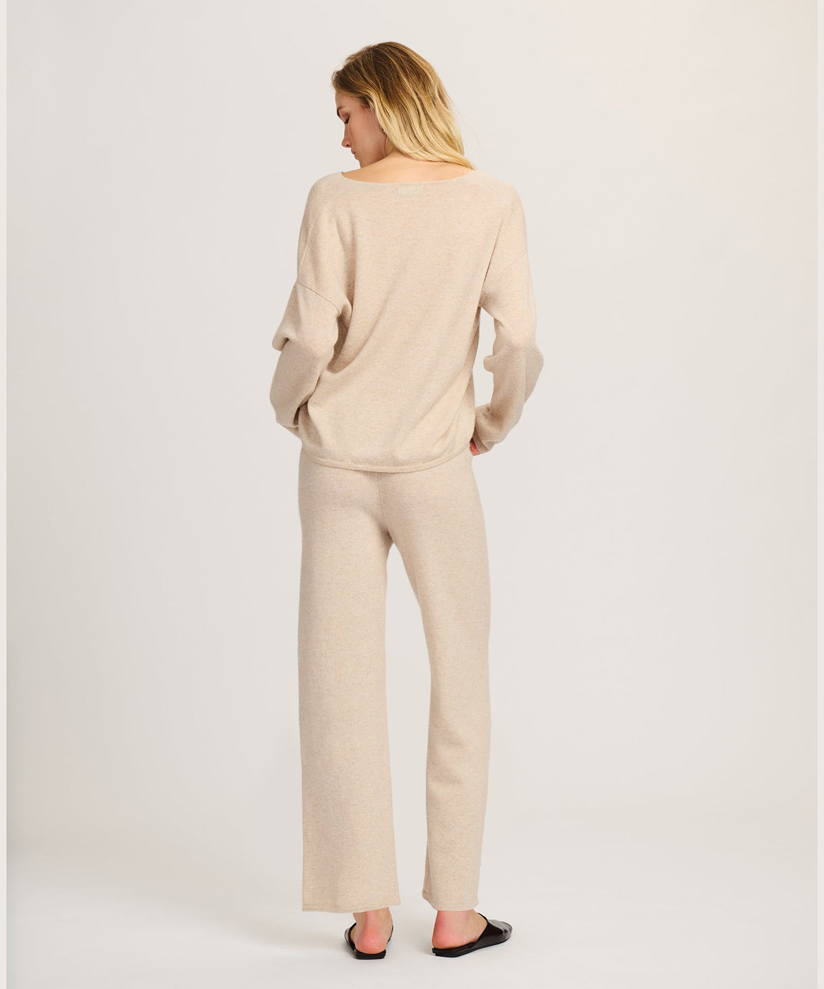 Signature Cashmere Scoop Neck Sweater