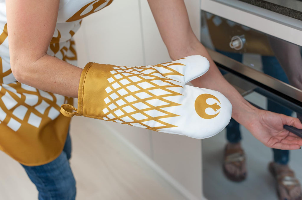 Star Wars White/Gold Adult Apron & Oven Mitt Set - Rebel Design