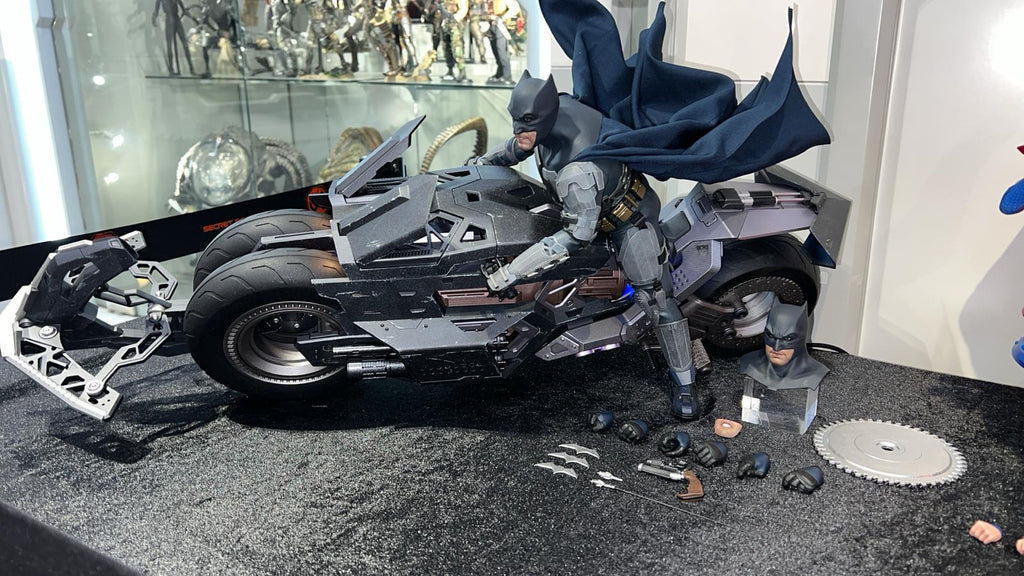 READY🔥Hot Toys MMS704 The Flash – Batcycle 1/6 Scale Collectible Figure