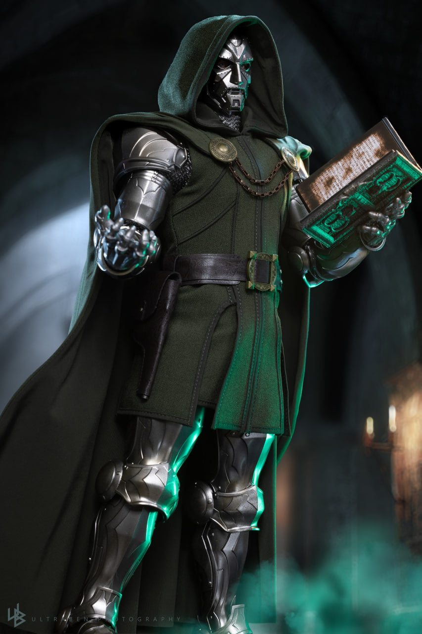 READY🔥Hot Toys CMS022B CMS022 Marvel Comics 1/6th Scale Doctor Doom Collectible Figure Special Edition
