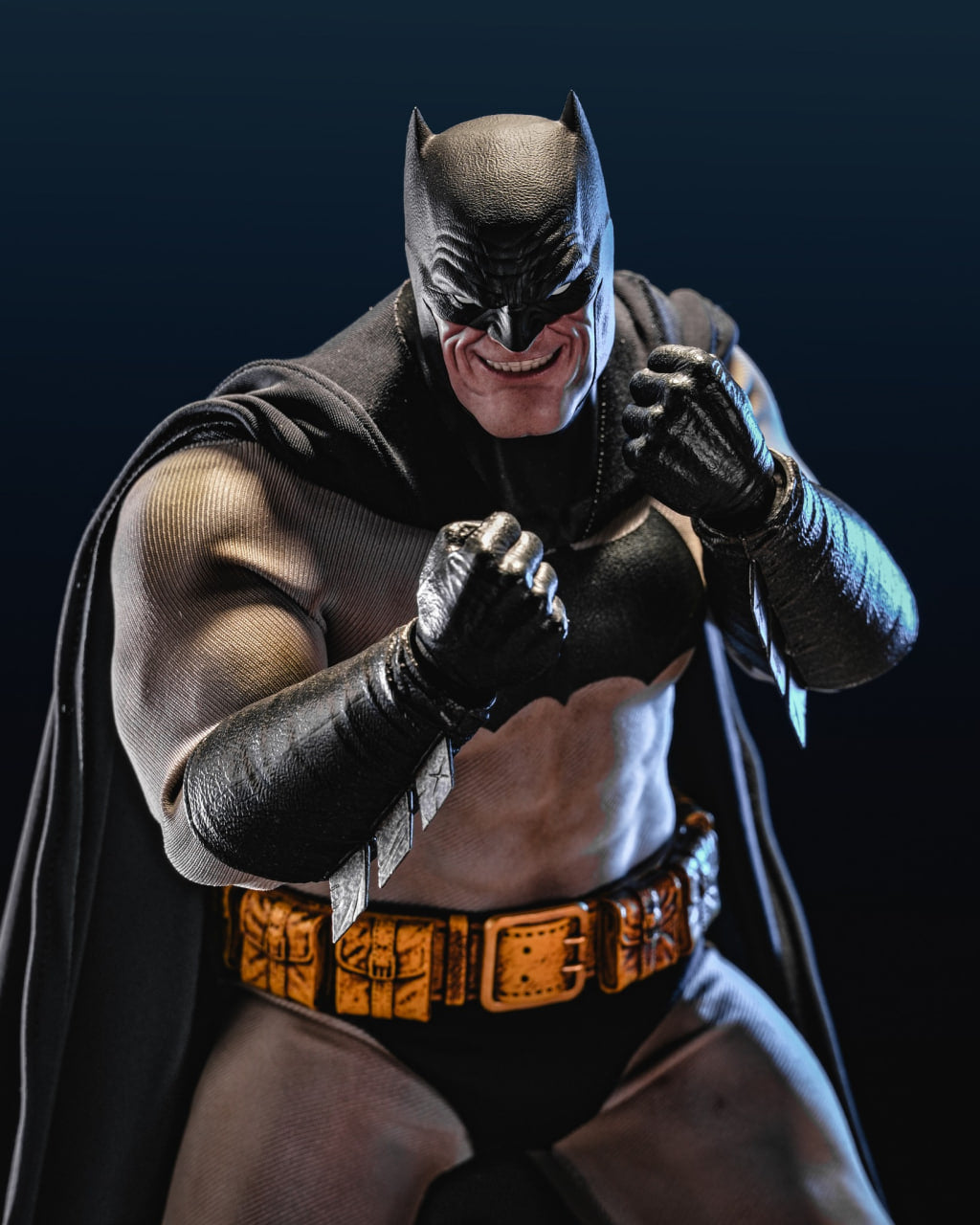 READY🔥Hot Toys CMS024 DC Comic Batman The Dark Knight Returns Batman 1/6 Scale Collectible Figure