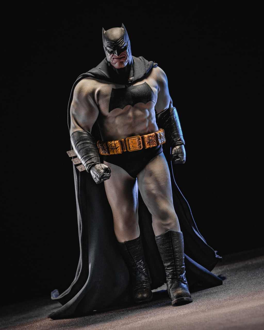 READY🔥Hot Toys CMS024 DC Comic Batman The Dark Knight Returns Batman 1/6 Scale Collectible Figure