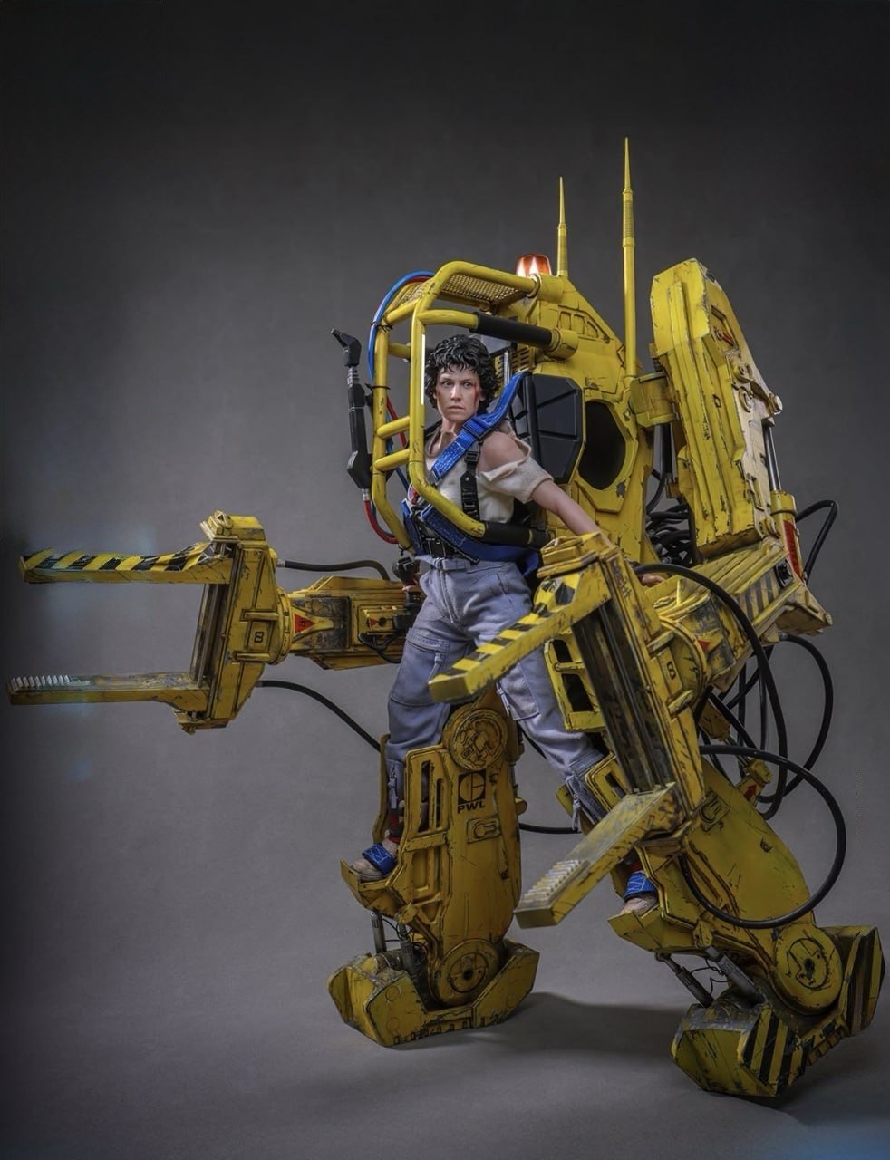 Preorder🔥Hot Toys MMS923 Aliens Ellen Ripley and Power Loader 1/6th scale Collectible Set