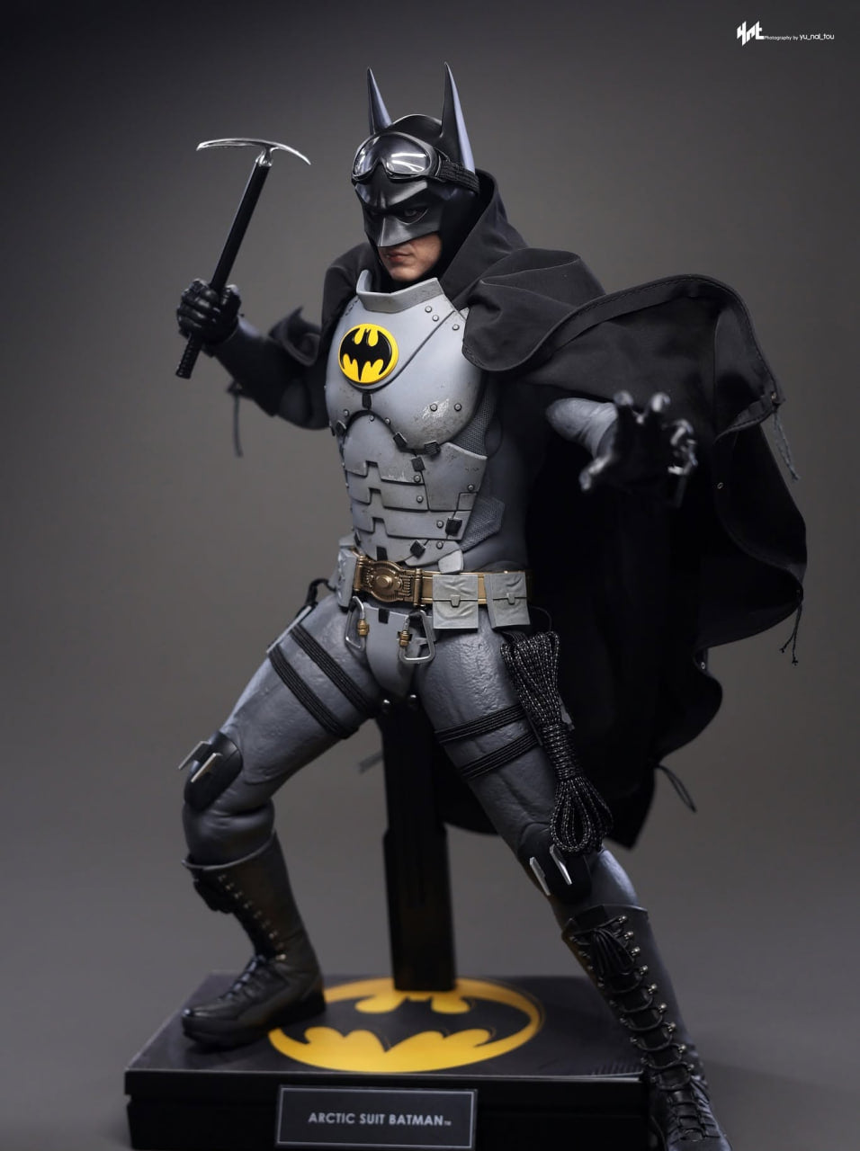 READY🔥Hot Toys MMS897 The Flash - Batman (Arctic Suit) 1/6th Collectible Figure [Hot Toys Exclusive]