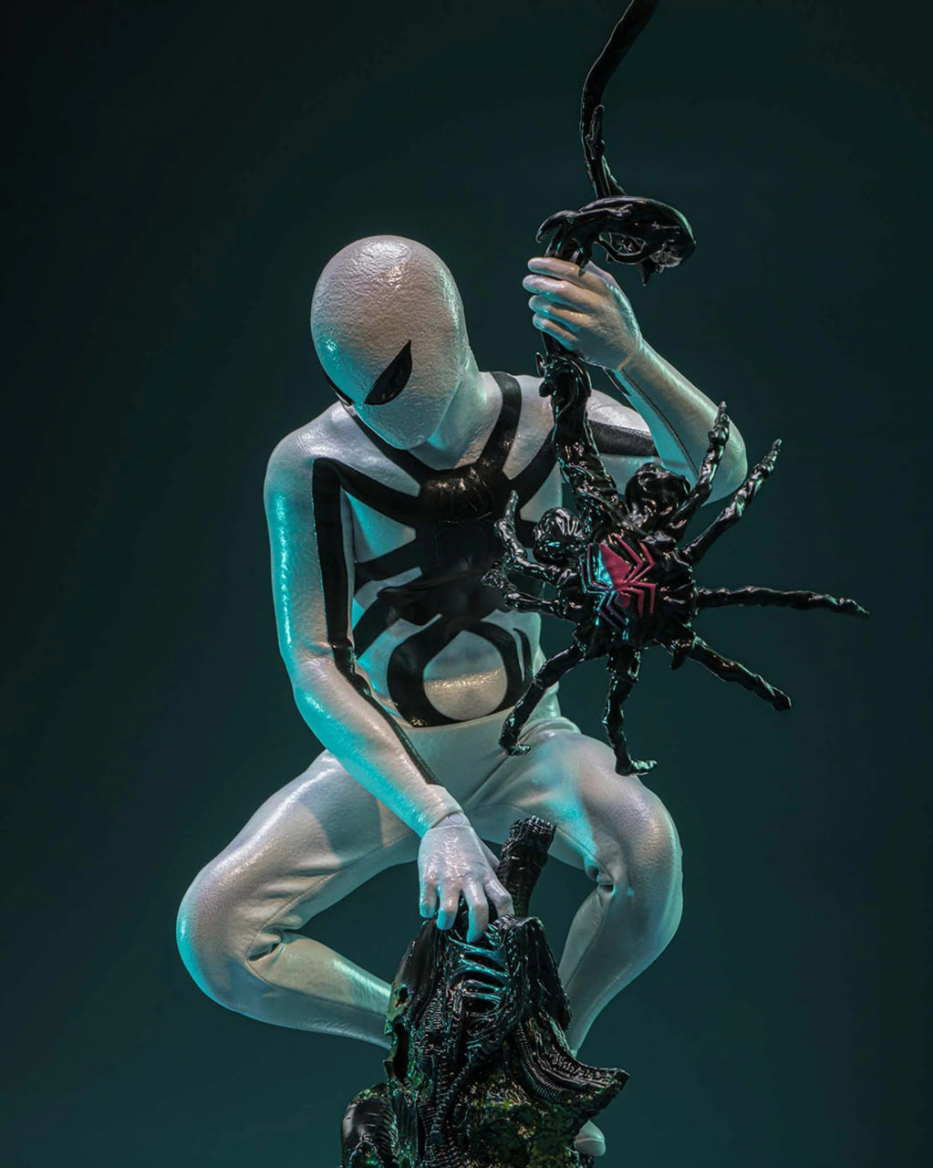 READY🔥Hot Toys CMS027 Aliens Vs. Avengers 1/6th scale Miles Morales (Aliens Vs. Avengers Suit) Collectible Figure [Hot Toys Exclusive]