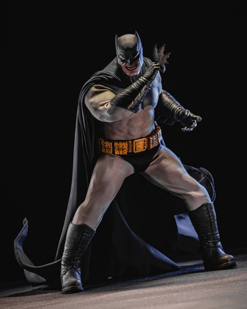 READY🔥Hot Toys CMS024 DC Comic Batman The Dark Knight Returns Batman 1/6 Scale Collectible Figure