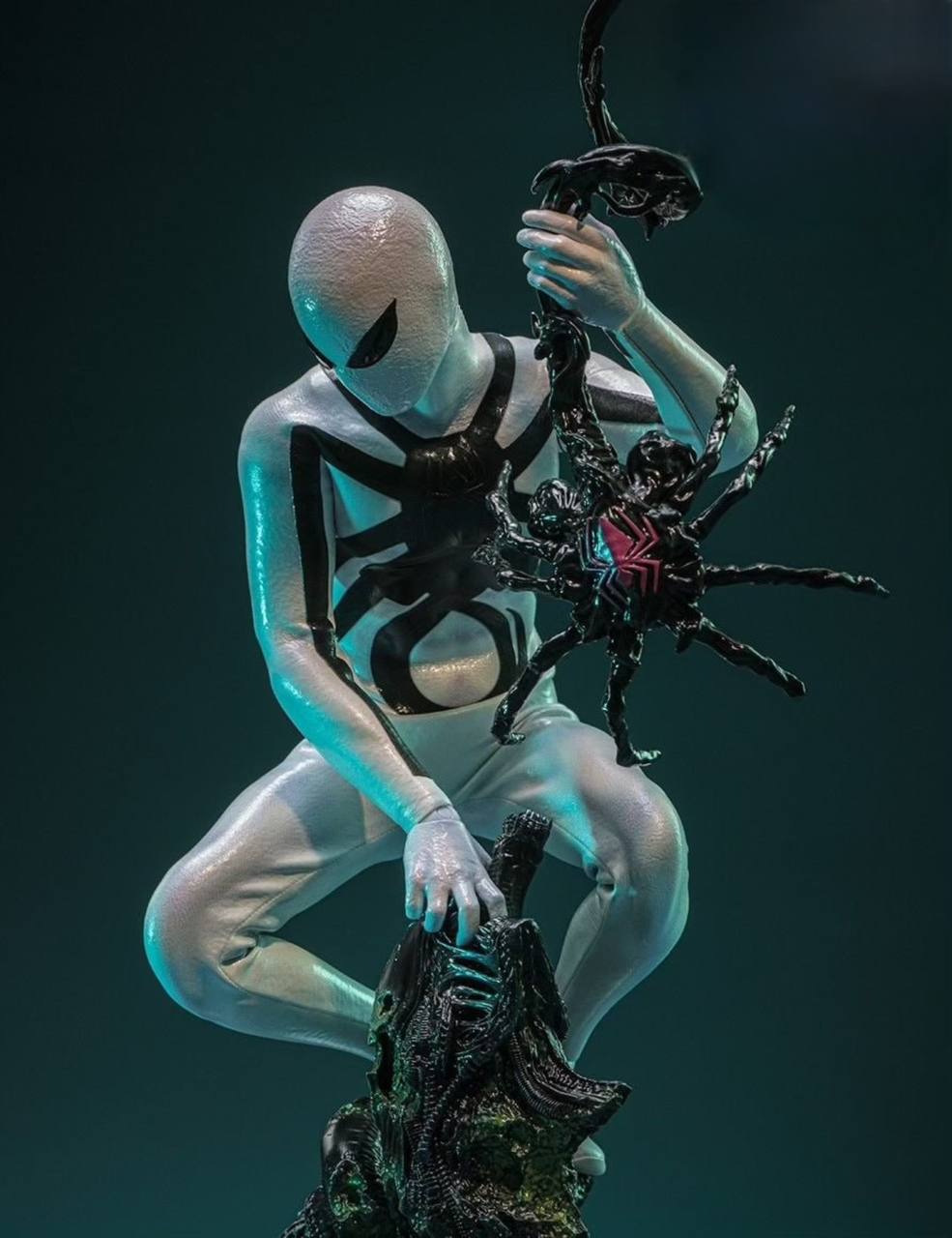 READY🔥Hot Toys CMS027 Aliens Vs. Avengers 1/6th scale Miles Morales (Aliens Vs. Avengers Suit) Collectible Figure [Hot Toys Exclusive]