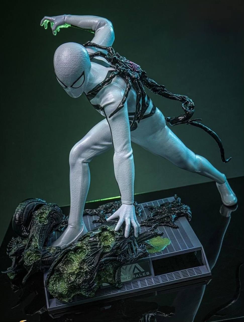 READY🔥Hot Toys CMS027 Aliens Vs. Avengers 1/6th scale Miles Morales (Aliens Vs. Avengers Suit) Collectible Figure [Hot Toys Exclusive]
