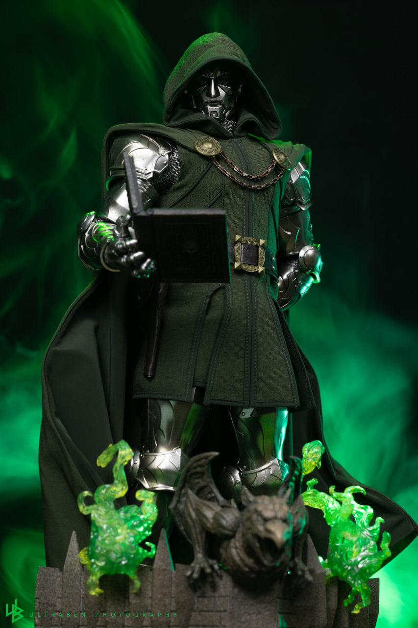 READY🔥Hot Toys CMS022B CMS022 Marvel Comics 1/6th Scale Doctor Doom Collectible Figure Special Edition