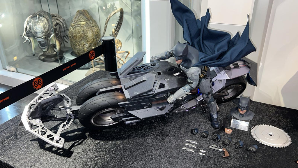 READY🔥Hot Toys MMS704 The Flash – Batcycle 1/6 Scale Collectible Figure