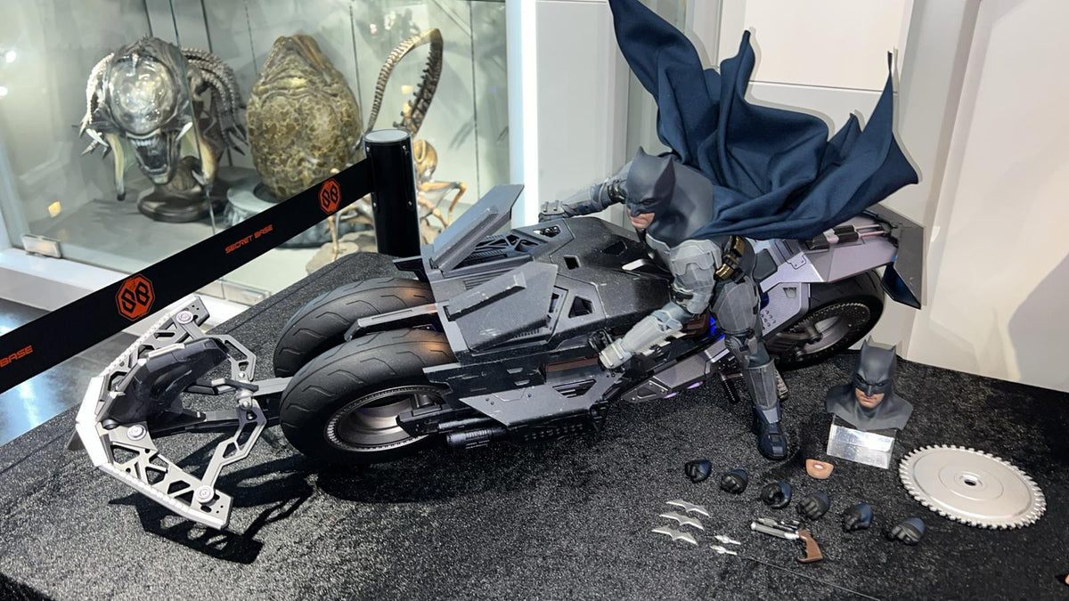 READY🔥Hot Toys MMS704 The Flash – Batcycle 1/6 Scale Collectible Figure