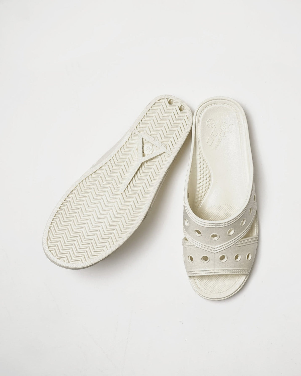 Bench-D PVC Bensan Sandal / White